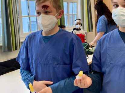 An der Spritze: Jan und Benno lernen beim Zukunftstag im Ammerl&auml;nder Ausbildungszentrum f&uuml;r Gesundheitsberufe wie man eine Spritze korrekt bef&uuml;llt.