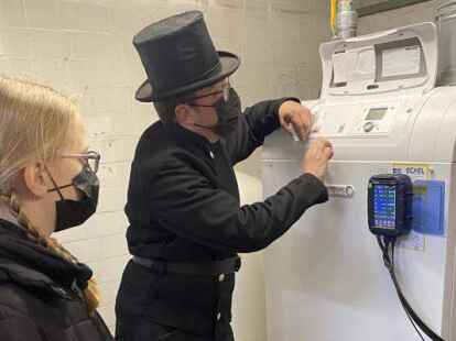 Ist die Heizungsanlage optimal eingestellt, k&ouml;nnen unn&ouml;tige Kosten vermieden werden. Au&szlig;erdem wird die Umwelt durch minimalen Verbrauch von Brennstoffen entlastet. All das &uuml;berpr&uuml;ft der Schornsteinfeger. BILD: Kim Kristin Loschen