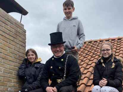 Laura Strehle (von links), Schornsteinfeger Gertje Matthias, Linus Nee und Lara Kirch verbrachten den Zukunftstag zusammen, auch auf dem Dach oder im Heizungskeller.