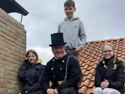 Laura Strehle (von links), Schornsteinfeger Gertje Matthias, Linus Nee und Lara Kirch verbrachten den Zukunftstag zusammen, auch auf dem Dach oder im Heizungskeller.