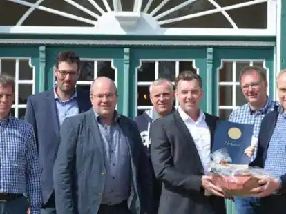 Vorstand und Aufsichtsrat der Raiffeisenwarengenossenschaft Hatten-Huntlosen verabschiedeten Klaus Stolle nach 48 Berufsjahren: (v. l.) Kai Deni&szlig;en, Klaas B&ouml;hmer, Henning Wieting, Edo Schweers, Gesch&auml;ftsf&uuml;hrer Wilfried Knipper, Heiko Boning und Klaus Stolle.