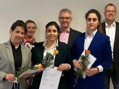 &Uuml;ber die bestandenen Kenntnispr&uuml;fungen freuen sich (von links) Maryam Kashizadehsherbaf, Eugenia Winkler (Pr&uuml;fungsausschuss), Faezeh Oroujiesfahnai, Ludger Quatmann (Vorsitz Pr&uuml;fungsausschuss), Fatemeh Babania Rostam und Dr. Joachim Berentzen (Pr&uuml;fungsausschuss).