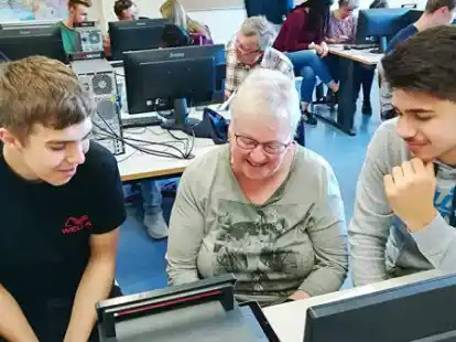 Am 25. Mai wollen Sch&uuml;ler der HRS Saterland wieder Senioren an Handy, Smartphone, Tablet oder PC schulen.