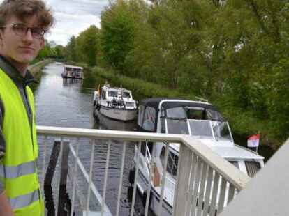 Eine Schleusung auf dem Ems-Jade-Kanal kostet sechs Euro, hier in der Gemarkung Aurich mit Br&uuml;ckenw&auml;rter Volker Bohlen.