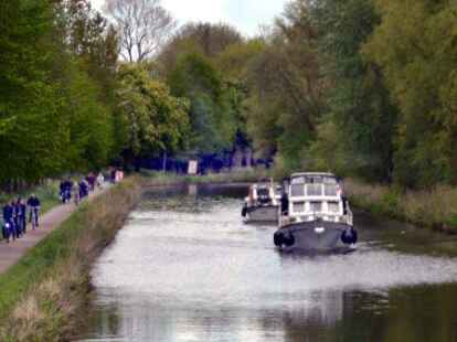 Bootjefahrer m&uuml;ssen seit 2021 mehr Geld f&uuml;r das Schleusen auf dem Ems-Jade-Kanal bezahlen.