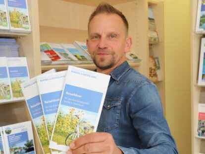 Jens Lindst&auml;dt, Gesch&auml;ftsf&uuml;hrer der Bar&szlig;eler Touristik, pr&auml;sentiert die neueste Ausgabe des Reisef&uuml;hrers f&uuml;r das Erholungsgebiet Bar&szlig;el-Saterland.