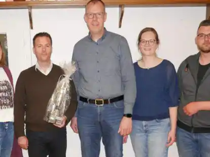 Die Geehrten des Sch&uuml;tzenmusikzugs Hoheging-Kellerh&ouml;he-B&uuml;rgermoor (von rechts): Frederik Rebel, Stefanie Nienaber, Stefan M&ouml;ller, Jan-Erik Bredehorst und Birgit M&ouml;ller. Es fehlen: Lea Ruhe und Ulrike Giere.