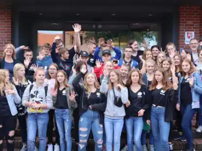 Besuch aus Polen: Jugendliche aus der polnischen Partnergemeinde Chocz und Wiefelsteder Obersch&uuml;ler vor dem Wiefelsteder Rathaus. Seit 2020 ruht der Austausch zwischen den beiden Schulen, sagt Oberschul-Lehrerin Joana Haack.