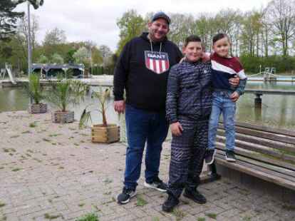 Freuen sich auf den Saisonstart im Naturbad: Campingplatz-Betreiber Mario Rosenbach mit Sohn Luigi (12) und Neffe Roger (5).