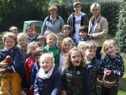 Sind begeistert von ihren Mieth&uuml;hnern: die M&auml;dchen und Jungen des Kindergartens Birkenhof mit ihren Erzieherinnen Susanne Bradler (hinten, rechts) und Karin Niemann sowie Praktikant S&ouml;ren Ahrens.