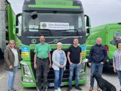 Bereit zur Abfahrt: Fast zwei Tage lang war der Hilfstransport von Friedrichsfehn aus nach Krosno unterwegs. Gelagert und verladen wurden die Hilfsg&uuml;ter bei der Firma Sommerfeld in Friedrichsfehn.