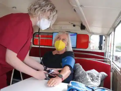 Kleiner Risikofaktoren-Check: Edith Rohde aus Roffhausen nutzte das Angebot des Schlaganfall-Infobusses und lie&szlig; sich von Krankenschwester Rafaela Kneuse den Blutdruck messen und den Blutzucker kontrollieren.