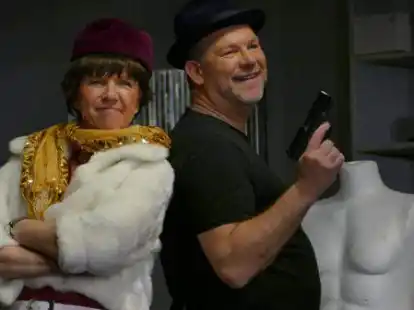 Noch fehlt ihnen das notwendige Kapital: Manni (Michael Niendieker) und Chantal (Elke Gronewold) tr&auml;umen von Las Vegas und Hawaii.