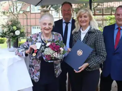 F&uuml;r ihr Engagement ausgezeichnet: Emmahilde Binienda (links). Das Bundesverdienstkreuz &uuml;berreichte ihr stellvertretend Christel Zie&szlig;ler (stellvertretende Landr&auml;tin). Mit ihr freuen sich der Stuhrer B&uuml;rgermeister Stephan Korte und Samtgemeindeb&uuml;rgermeister Yves Nagel (rechts).