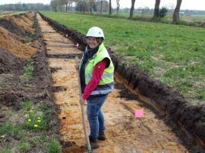 Auf der Suche nach Verborgenem: Arch&auml;ologin Melanie M&uuml;ller-Passerschr&ouml;er in einem der Gr&auml;ben auf dem geplanten Neubaugebiet Grote Placken.