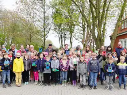 Die Sch&uuml;lerinnen und Sch&uuml;ler der Grundschule Leybuchtpolder haben w&auml;hrend einer Projektwoche Nistk&auml;sten bemalt und das Innenleben eines Insektenhotels gebaut.
