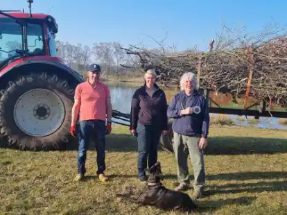 Freuen sich &uuml;ber das gemeinsame Projekt am neuen Angelsee (von links): Rolf H&uuml;lsmann und Kerstin Meyer-Oltmer vom Ortsb&uuml;rgerverein Scheps und Hans-J&uuml;rgen Dowedeit, 2. Vorsitzender des Fischereivereins Scheps.