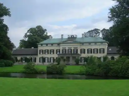 Liegt mitten im Schlosspark: das Schloss, lange die Sommerresidenz der Oldenburger Grafen und Gro&szlig;herz&ouml;ge