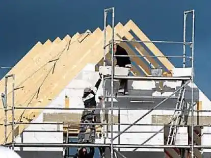 Ein Haus entsteht (Symbolbild): Wer in der Gemeinde Apen bauen will, sollte sich zuvor ans Rathaus wenden, weil es verbindliche Regeln durch das Dichtekonzept gibt.