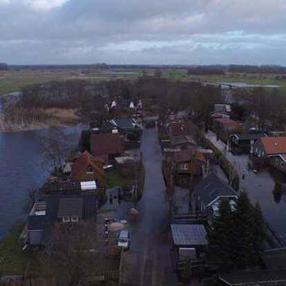 Das war im Februar: Mehrere St&uuml;rme und anhaltende Regenf&auml;lle hatten fatale Folgen: Das Gro&szlig;e Meer in S&uuml;dbrookmerland trat &uuml;ber die Ufer und &uuml;berschwemmte die Ferienhaussiedlung in Bedekaspel.