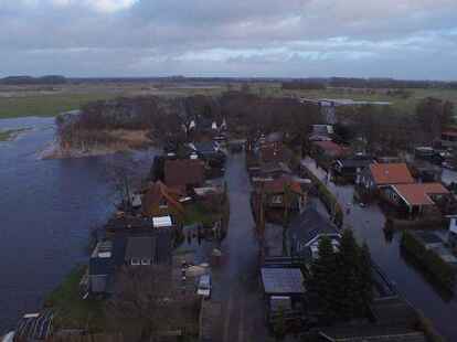 Das war im Februar: Mehrere St&uuml;rme und anhaltende Regenf&auml;lle hatten fatale Folgen: Das Gro&szlig;e Meer in S&uuml;dbrookmerland trat &uuml;ber die Ufer und &uuml;berschwemmte die Ferienhaussiedlung in Bedekaspel.