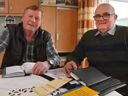 Heute viel gefragt: Hintes Schiedsm&auml;nner Klaus-Dieter Mertins (l.) und Heinrich Hallwa&szlig;.