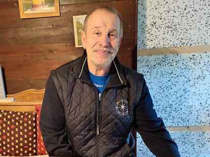 Frank Fahr und sein Begleithund Adi. Das Tier hilft ihm, Menschen zu lesen, sagt der Pewsumer.