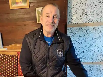 Frank Fahr und sein Begleithund Adi. Das Tier hilft ihm, Menschen zu lesen, sagt der Pewsumer.