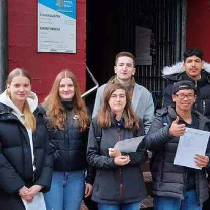 Sprachen auf der Friedensveranstaltung: Femke Casjens, Emma Hanssen, Ineke van Damme, Cosima Artmann, Keno Symens, Nguyen Khiem, Mounzer Annouz und Nico Gerdes (von links).