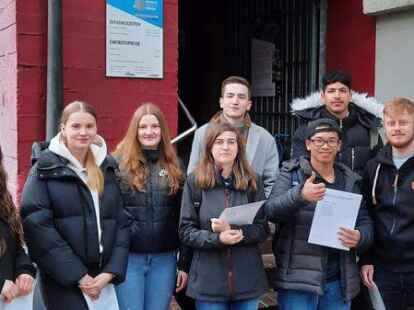 Sprachen auf der Friedensveranstaltung: Femke Casjens, Emma Hanssen, Ineke van Damme, Cosima Artmann, Keno Symens, Nguyen Khiem, Mounzer Annouz und Nico Gerdes (von links).