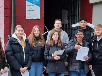 Sprachen auf der Friedensveranstaltung: Femke Casjens, Emma Hanssen, Ineke van Damme, Cosima Artmann, Keno Symens, Nguyen Khiem, Mounzer Annouz und Nico Gerdes (von links).