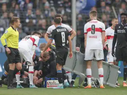 Der Bielefelder Fabian Klos wird auf dem Platz behandelt. Foto: Friso Gentsch/dpa