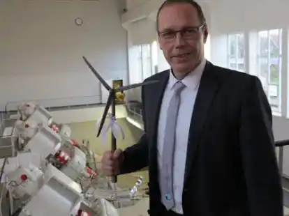 Das war bei der Inbetriebnahme im Dezember 2017: Obersielrichter Reinhard Behrends vor der Pumpenanlage im Sch&ouml;pfwerk Knock mit einem Modell der verbandseigenen Windm&uuml;hle.