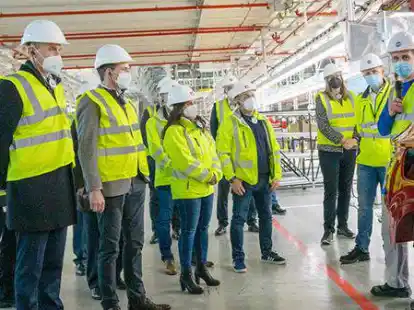 Konzern- und Markenvorst&auml;nde sowie Betriebsratsvertreter informieren sich im Emder Werk.