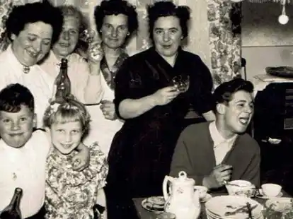 Von Vater Schmidt mit seiner &bdquo;Foto Porst&ldquo; aufgenommen: Familienzusammenkunft 1956. Die Vettern des Erz&auml;hlers aus der R&uuml;ckertstra&szlig;e am&uuml;sieren sich auf dessen Kosten, als alle ein Glas heben und &bdquo;Prost&ldquo; sagen sollten und er einen kr&auml;ftigen Schluck nahm, denn in sein Glas hatten die Vettern Schnaps gef&uuml;llt.