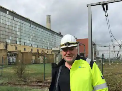 Seit 2007 Kraftwerksleiter in Emden: Jens Thomas vor der Emder Anlage.