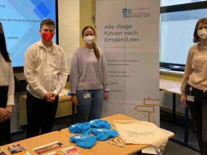 Marketing als Projektarbeit an den Emder Berufsbildenden Schulen I: Dieses Team hat sich mit dem Marketing der Hochschule der Emden/Leer besch&auml;ftigt: Piyathida Sayowan und Noah Huijs (beide BBS I-Sch&uuml;ler) sowie Neele Berends und Kirsten Ackermann (beide von der Hochschule).