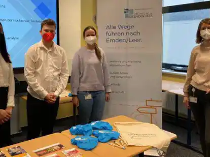 Marketing als Projektarbeit an den Emder Berufsbildenden Schulen I: Dieses Team hat sich mit dem Marketing der Hochschule der Emden/Leer besch&auml;ftigt: Piyathida Sayowan und Noah Huijs (beide BBS I-Sch&uuml;ler) sowie Neele Berends und Kirsten Ackermann (beide von der Hochschule).