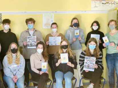 Gingen der Gemeinwesenarbeit in der Stadt Emden auf den Grund: angehende Abiturienten der Berufsbildenden Schulen I mit ihren Interview-G&auml;sten Alide Wessels und Heidemarie Heyer.