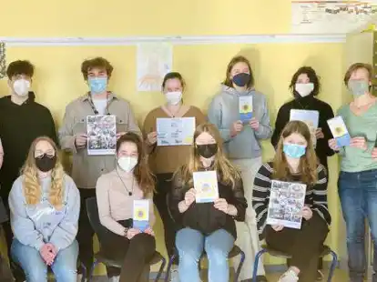 Gingen der Gemeinwesenarbeit in der Stadt Emden auf den Grund: angehende Abiturienten der Berufsbildenden Schulen I mit ihren Interview-G&auml;sten Alide Wessels und Heidemarie Heyer.