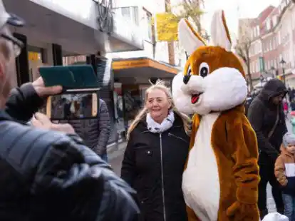 Schnappschuss mit Pl&uuml;sch: Der Osterhase traf am Samstag in der Br&uuml;ckstra&szlig;e auf gro&szlig;e und kleine Fans, aber auch die weiteren Aktionen der Gesch&auml;ftsleute im Rathaus-Karree kamen gut an.