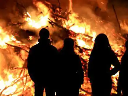 Das Osterfeuer soll in diesem Jahr in Campen noch mit &uuml;berschaubarer Besucherzahl stattfinden.