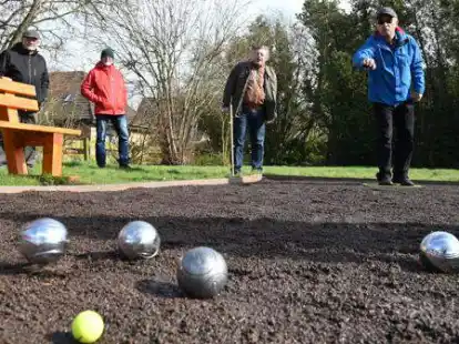 Nach der Einweihung: Die ersten Boule-Kugeln fliegen wieder in Hinte.