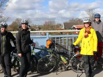 Freuen sich auf die gro&szlig;e Ostertour als Schokofahrer: Michael Becker und Kyra Buschak sowie Monika Batke und ihr Sohn Jan-Leon.
