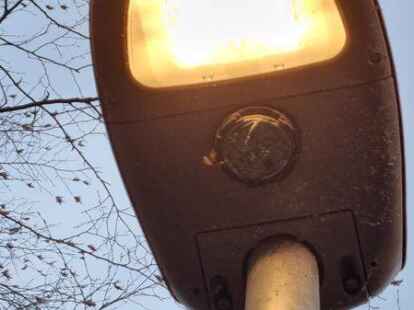 Mutwillig zerst&ouml;rt: Immer wieder fallen Stra&szlig;enlaternen in Emden durch Vandalismus und Diebstahl aus.