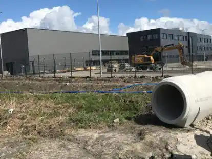 Drumherum wird noch gebaut: die neue Montagehalle der Brose Sitech GmbH im Frisia-Park.