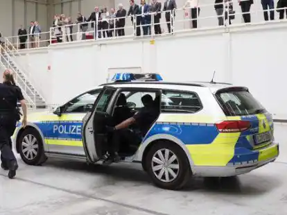 Blick zur&uuml;ck zum 4. Juni 2018: Zur Schl&uuml;ssel&uuml;bergabe f&uuml;rs neue Trainingszentrum an der Bloherfelder  Stra&szlig;e gab es in einer der Hallen von ehemals Ulla Popken eine kleine Vorf&uuml;hrung.  Dargestellt wurde vor prominentem Publikum ein Polizeieinsatz.