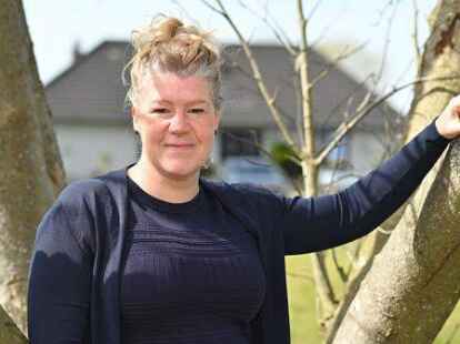 H&ouml;rt schweren Herzens in Hinte auf: Pastorin Steffi Sander am &bdquo;Konfirmanden-Baum&ldquo;.