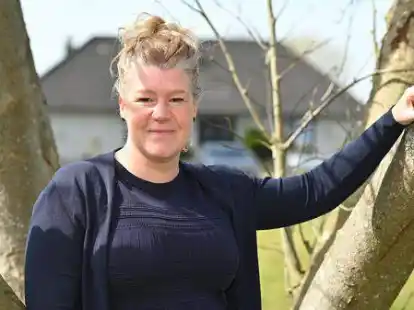 H&ouml;rt schweren Herzens in Hinte auf: Pastorin Steffi Sander am &bdquo;Konfirmanden-Baum&ldquo;.