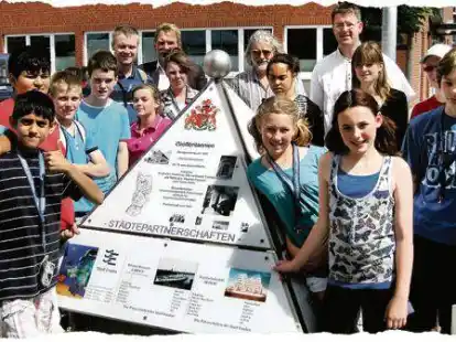 Das war 2010: Sch&uuml;ler aus der ehemaligen Partnerstadt Hillingdon an der Pyramide in der Maria-Wilts-Stra&szlig;e.